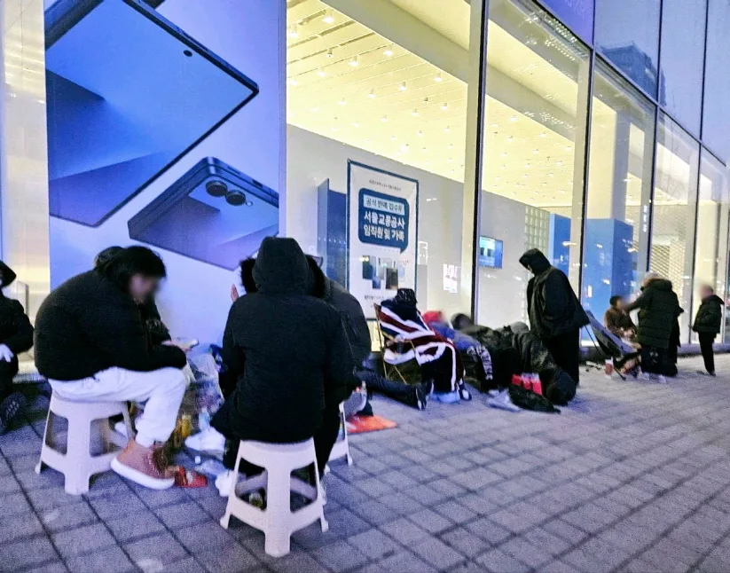 5분 만에 완판! 갤럭시 Z 트라이폴드 12일 공식 출시, 359만원 한정판 1 삼성스토어 홍대1 1 https://mobilityground.com/wp-content/uploads/2025/12/삼성스토어-홍대1-1.webp