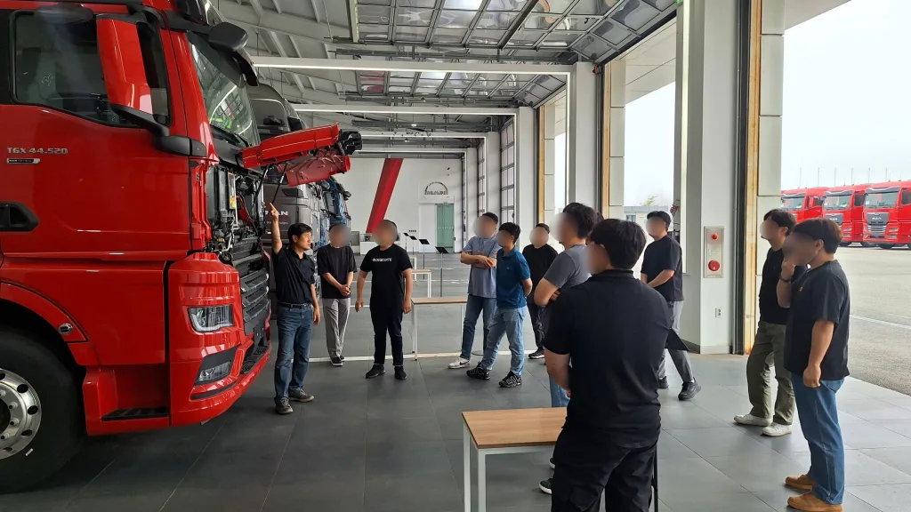 만트럭, 고객 출고에서 재교육까지 1:1 맞춤형 고객 지원 3 참고 사진 만트럭버스코리아 출고 교육 2 https://mobilityground.com/wp-content/uploads/2025/12/참고-사진-만트럭버스코리아_현장-교육.webp