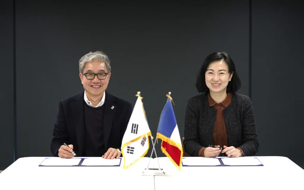 참고사진 타이어모어 알레스 MOU 체결 현장 2 https://mobilityground.com/wp-content/uploads/2025/12/참고사진-타이어모어-직영점-전경.webp