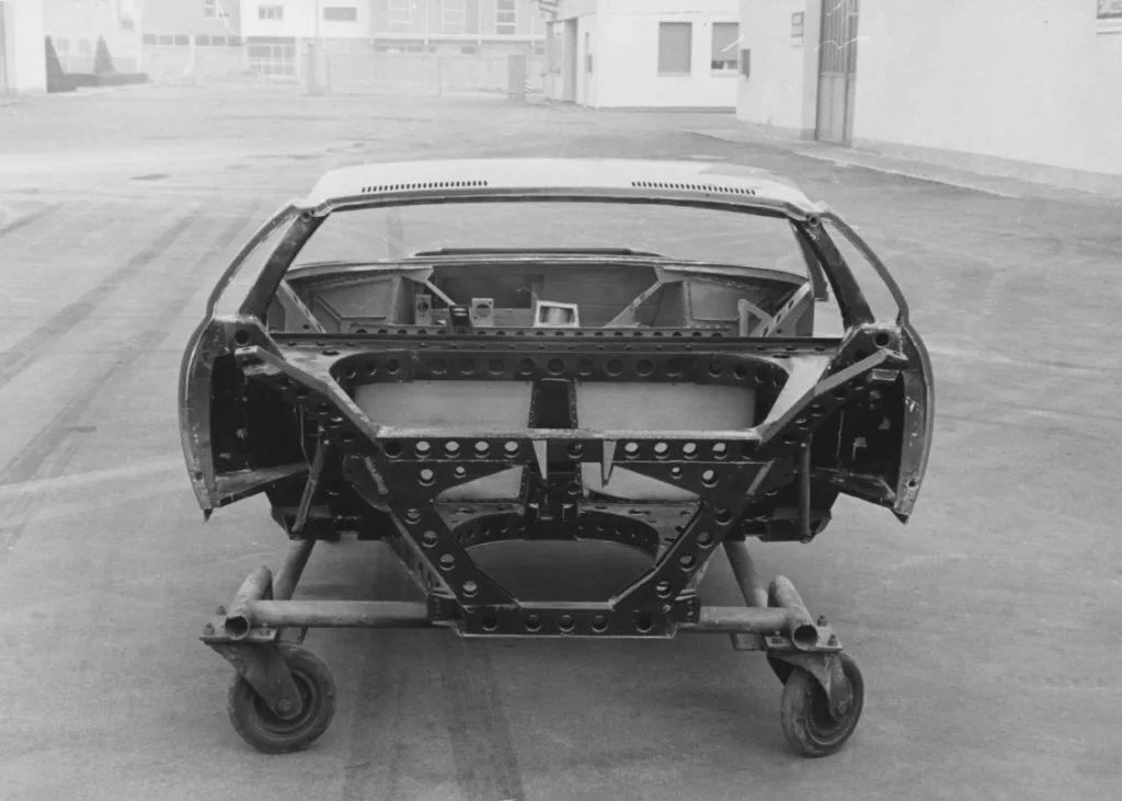 람보르기니, 미우라 탄생 60주년 맞아 전설의 P400 섀시 공개 4 참고사진 오토모빌리 람보르기니 전설의 시작 미우라 P400 섀시 공개하며 60주년 조명 6 https://mobilityground.com/wp-content/uploads/2025/12/참고사진_오토모빌리-람보르기니-전설의-시작-미우라-P400-섀시-공개하며-60주년-조명-4.webp