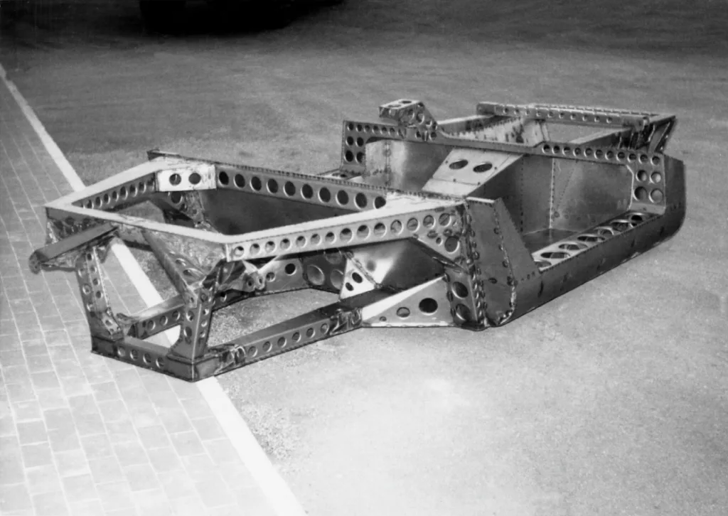 람보르기니, 미우라 탄생 60주년 맞아 전설의 P400 섀시 공개 2 참고사진 오토모빌리 람보르기니 전설의 시작 미우라 P400 섀시 공개하며 60주년 조명 7 https://mobilityground.com/wp-content/uploads/2025/12/참고사진_오토모빌리-람보르기니-전설의-시작-미우라-P400-섀시-공개하며-60주년-조명-4.webp