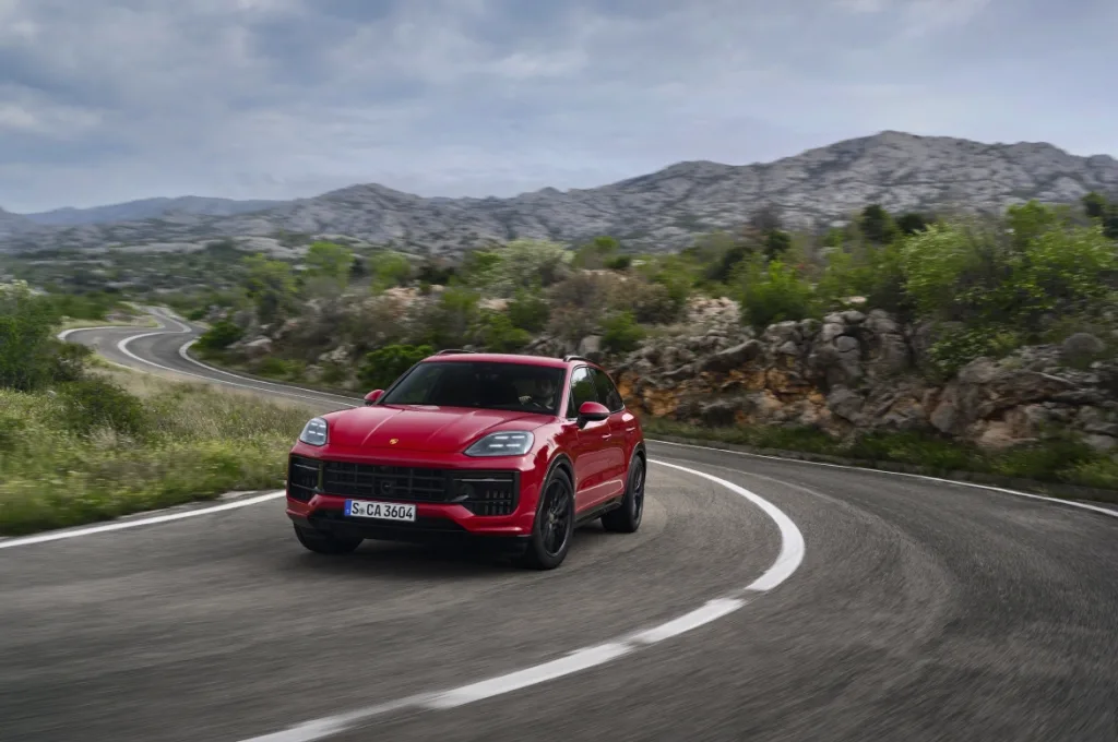 2025년 고급차, SUV 판매 44% 증가, 1억 5천만 원 이상 2만 6,910대 3 포르쉐 카이엔 GTS https://mobilityground.com/wp-content/uploads/2025/12/로터스-엘레트라.webp