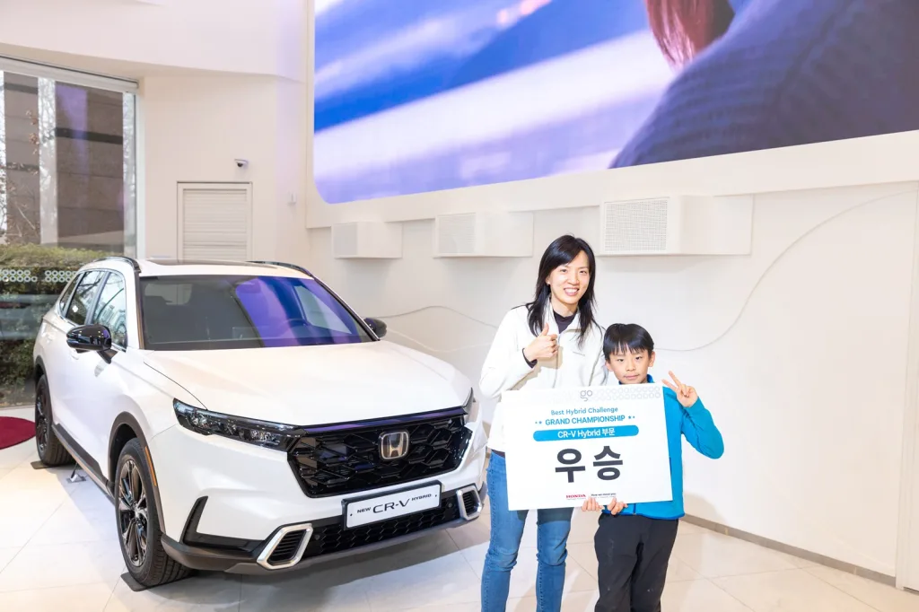 혼다 CR-V·어코드 하이브리드, 연비 챌린지서 30.6km/L·29.6km/L 기록 2 혼다 ‘베스트 하이브리드 챌린지 왕중왕전 이벤트 CR V 하이브리드 우승자 https://mobilityground.com/wp-content/uploads/2025/12/혼다-‘베스트-하이브리드-챌린지-왕중왕전-이벤트-현장-2.webp