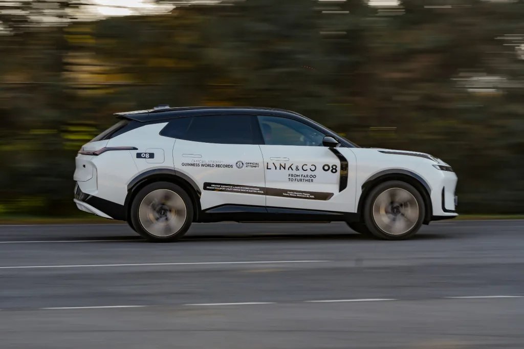 2.사진자료 링크앤코 PHEV SUV 08 전기 모드로 293km 주행하며 ‘기네스 세계 기록 달성 https://mobilityground.com/wp-content/uploads/2026/01/1.사진자료-링크앤코-PHEV-SUV-08-전기-모드로-293km-주행하며-‘기네스-세계-기록-달성.webp