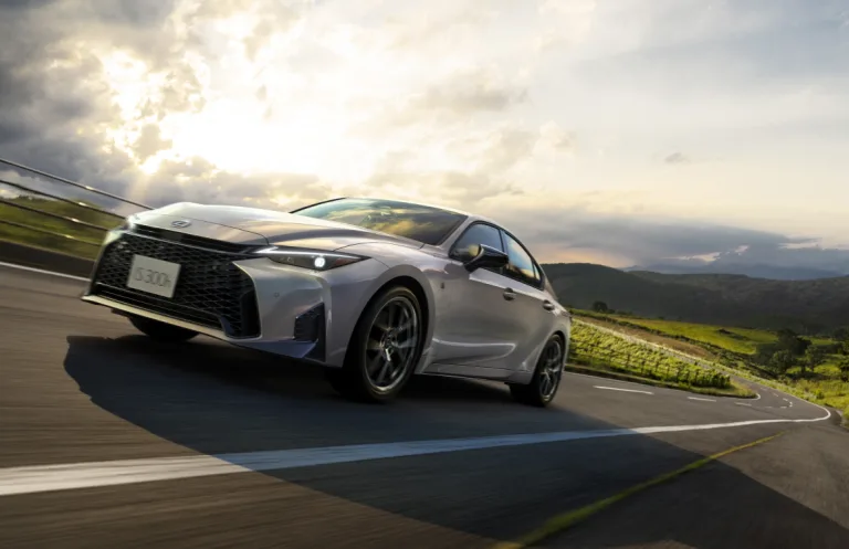 렉서스 IS, LEXUS、IS300h の新型モデルを発売