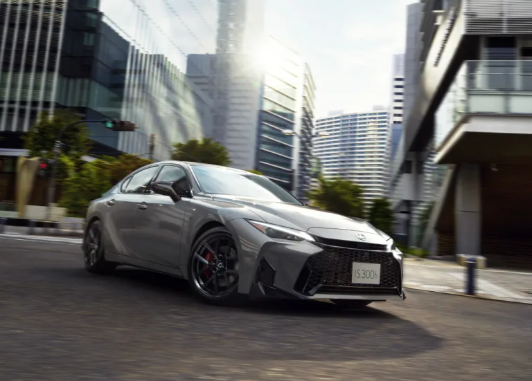 렉서스 IS, LEXUS、IS300h の新型モデルを発売