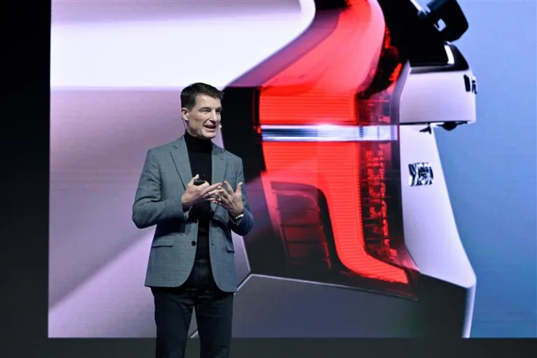 볼보 디자인 책임 토마스 잉엔라트, Thomas Ingenlath returns to Volvo Cars as Chief Design Officer, demonstrating the company’s commitment to visionary design and electrification