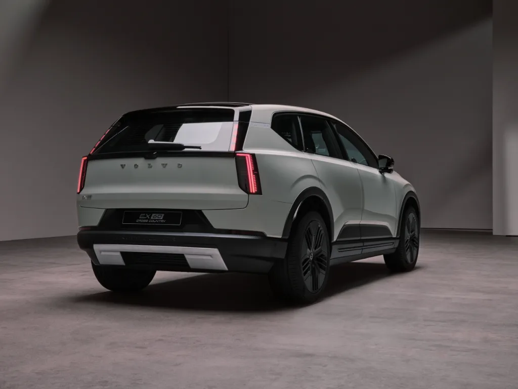 볼보 EX60 크로스 컨트리 공개,유럽 사전주문 시작, 올해 후반 출시 3 Volvo EX60 Cross Country Studio43 https://mobilityground.com/wp-content/uploads/2026/01/Volvo_EX60_Cross_Country10.webp