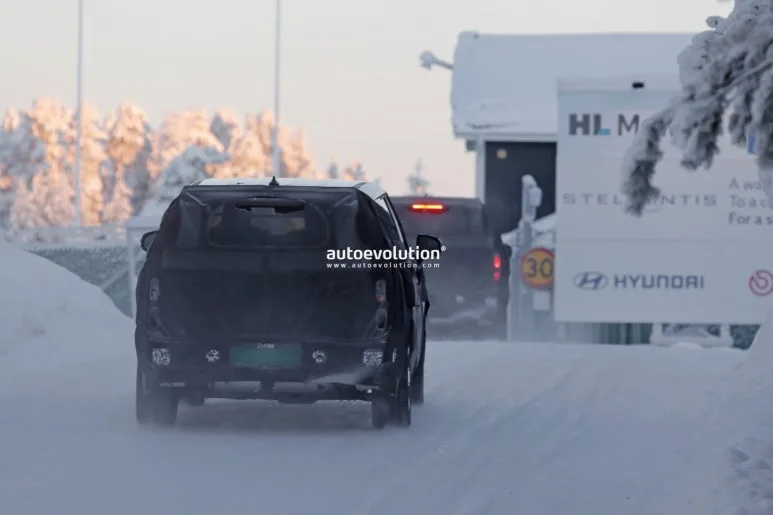 facelifted 2027 hyundai santa fe moves closer to the new palisade s aestheti 2 https://mobilityground.com/wp-content/uploads/2026/01/facelifted-2027-hyundai-santa-fe-moves-closer-to-the-new-palisade-s-aestheti-5.webp