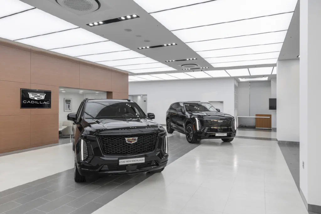 사진 2 캐딜락GMC 송파 전시장 쇼룸 내부 전경 https://mobilityground.com/wp-content/uploads/2026/01/사진-1-캐딜락GMC-송파-전시장-외관-전경.webp