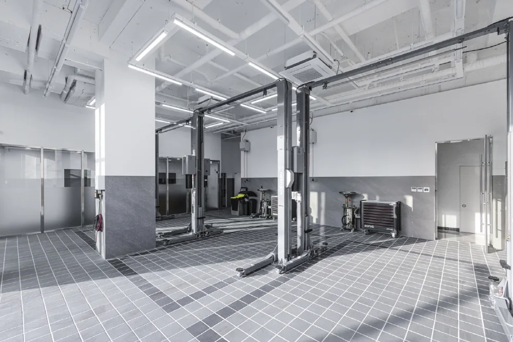 사진 3 캐딜락GMC 송파 전시장 서비스센터 내부 전경 https://mobilityground.com/wp-content/uploads/2026/01/사진-1-캐딜락GMC-송파-전시장-외관-전경.webp