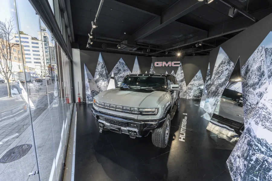 GMC 그랜드 런치 팝업스토어 성수동, 1월 29일~2월 1일 4일간 운영 3 사진 4 GMC 팝업스토어 허머EV 전시 https://mobilityground.com/wp-content/uploads/2026/01/사진-1-GMC-팝업스토어.webp