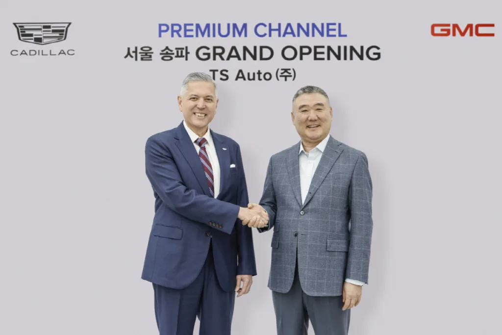 사진 6 캐딜락GMC 송파 전시장 오픈 기념식 왼쪽부터 헥터 비자레알 GM 한국사업장 사장 박종민 티에스오토 대표이사 https://mobilityground.com/wp-content/uploads/2026/01/사진-1-캐딜락GMC-송파-전시장-외관-전경.webp
