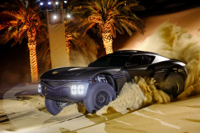 제네시스 (사진1) 엑스 스콜피오 콘셉트가 아랍에미리트 룹알할리 사막에서 주행 시연을 하는 모습, GENESIS UNVEILS OFF-ROAD X SKORPIO CONCEPT AND NEW CONCEPT CAR STRATEGY