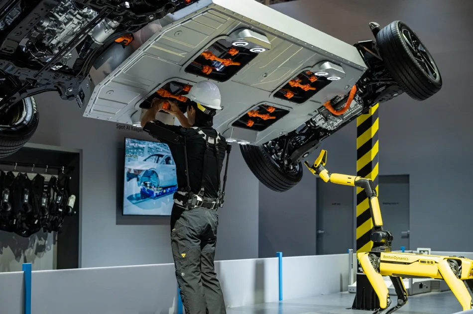 현대차그룹 CES 2026 아틀라스 개발형·모베드 상용화 모델 최초 공개 9 사진10 엑스블 숄더X ble Shoulder 활용한 윗보기 작업 및 스팟 AI 키퍼 품질 검사 과정 시연 https://mobilityground.com/wp-content/uploads/2026/01/사진5-모베드MobED-상용화-모델-및-탑-모듈Top-Module-결합-콘셉트-모델.webp