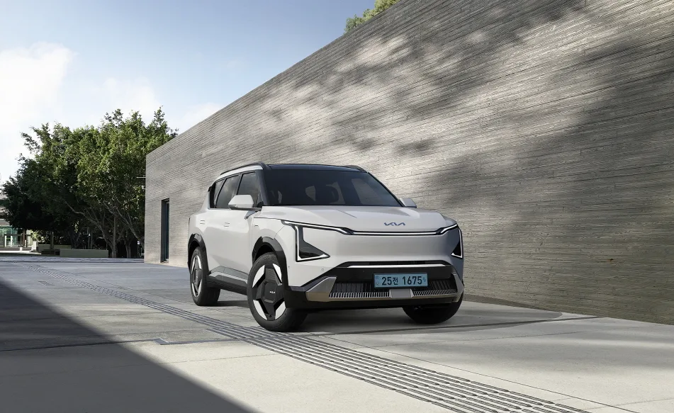 "승부수 던졌다" 기아 EV3, EV4, EV5 라인업 특별 프로모션 진행 4 사진2 더 기아 EV5 스탠다드 모델 외장 https://mobilityground.com/wp-content/uploads/2026/01/사진2-더-기아-EV5-스탠다드-모델-외장.webp