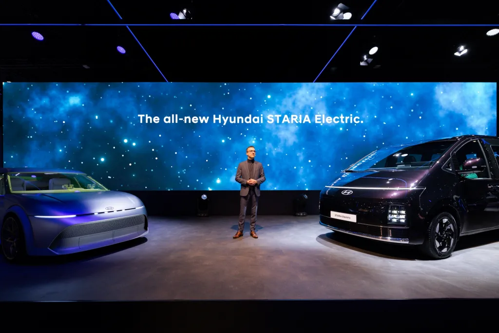 현대차 더 뉴 스타리아 EV 세계 최초 공개, 84.0kWh 배터리 탑재 1 사진5 브뤼셀 모터쇼 현장 사진 https://mobilityground.com/wp-content/uploads/2026/01/사진1-더-뉴-스타리아-EV-외장.webp