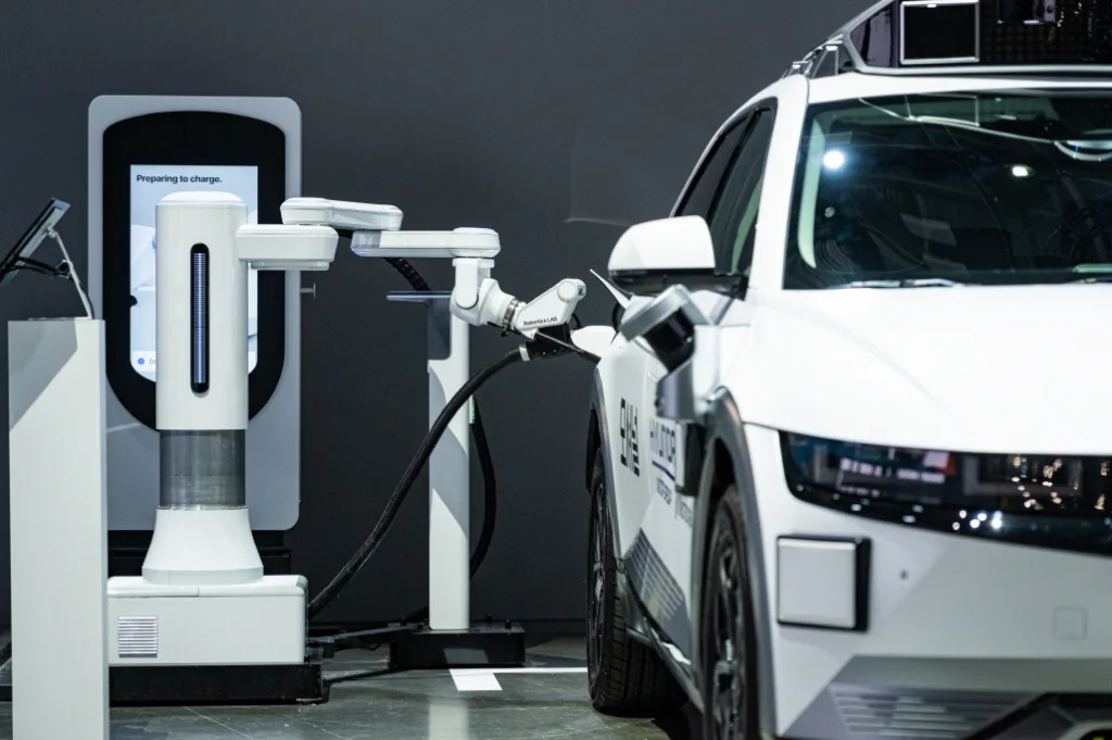 현대차그룹 CES 2026 아틀라스 개발형·모베드 상용화 모델 최초 공개 7 사진8 전기차 자동 충전 로봇 활용한 아이오닉 5 로보택시 충전 시연 https://mobilityground.com/wp-content/uploads/2026/01/사진5-모베드MobED-상용화-모델-및-탑-모듈Top-Module-결합-콘셉트-모델.webp