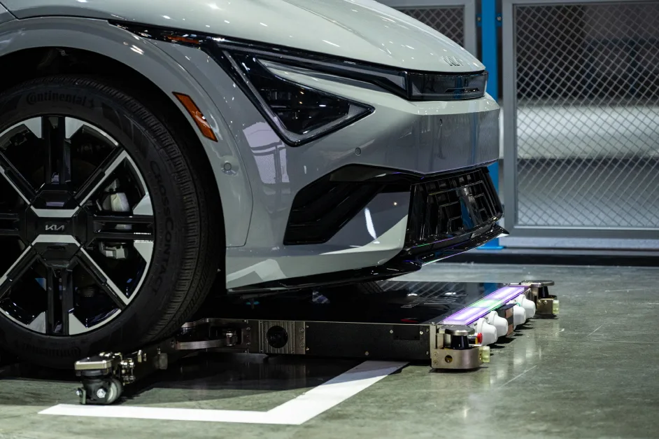 현대차그룹 CES 2026 아틀라스 개발형·모베드 상용화 모델 최초 공개 8 사진9 주차 로봇 활용한 EV6 주차 시연 https://mobilityground.com/wp-content/uploads/2026/01/사진5-모베드MobED-상용화-모델-및-탑-모듈Top-Module-결합-콘셉트-모델.webp