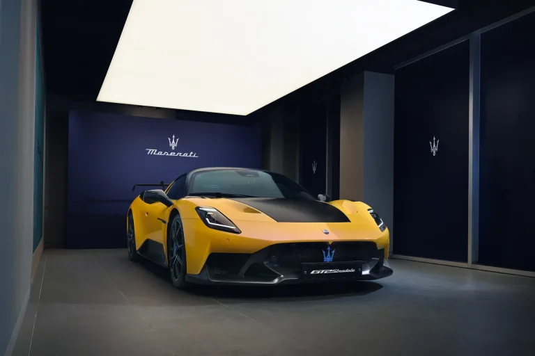 마세라티 GT2 스트라달레(Stradale)