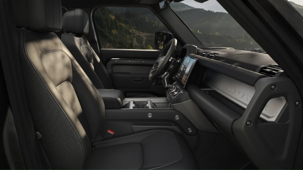 사진자료 뉴 디펜더 2026년형 실내 2 https://mobilityground.com/wp-content/uploads/2026/01/사진자료_뉴-디펜더-2026년형-울스톤-그린-1.webp