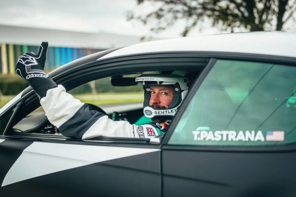 참고사진 벤틀리모터스 트래비스 파스트라나와 함께한 ‘Supersports FULL SEND 브랜드 필름 공개 10 https://mobilityground.com/wp-content/uploads/2026/01/참고사진_벤틀리모터스-트래비스-파스트라나와-함께한-‘Supersports-FULL-SEND-브랜드-필름-공개-8.webp