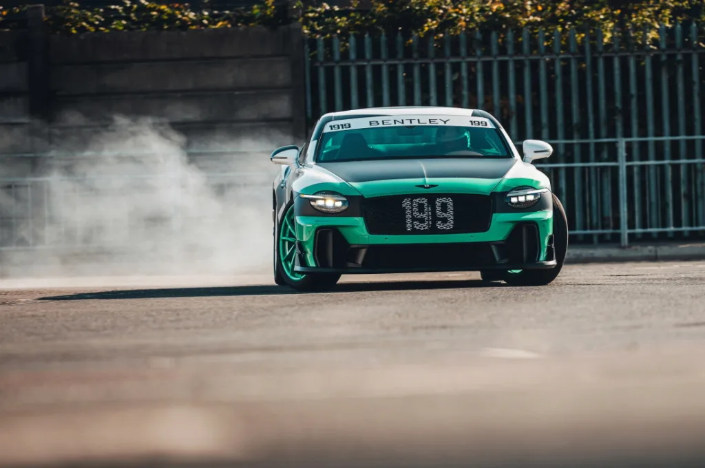 참고사진 벤틀리모터스 트래비스 파스트라나와 함께한 ‘Supersports FULL SEND 브랜드 필름 공개 3 https://mobilityground.com/wp-content/uploads/2026/01/참고사진_벤틀리모터스-트래비스-파스트라나와-함께한-‘Supersports-FULL-SEND-브랜드-필름-공개-8.webp