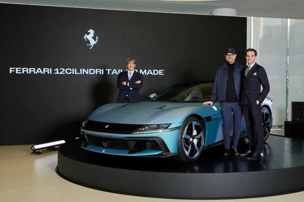 페라리 12칠린드리 테일러메이드 한국 단독 공개, 2년 걸려 완성 2 페라리 12칠린드리 테일러메이드 국내 공식 사진 1좌측부터 프란체스코 비앙키 플라비오 만조니 티보 뒤사라 https://mobilityground.com/wp-content/uploads/2026/01/페라리-12칠린드리-테일러메이드_국내-공식-사진_2.webp