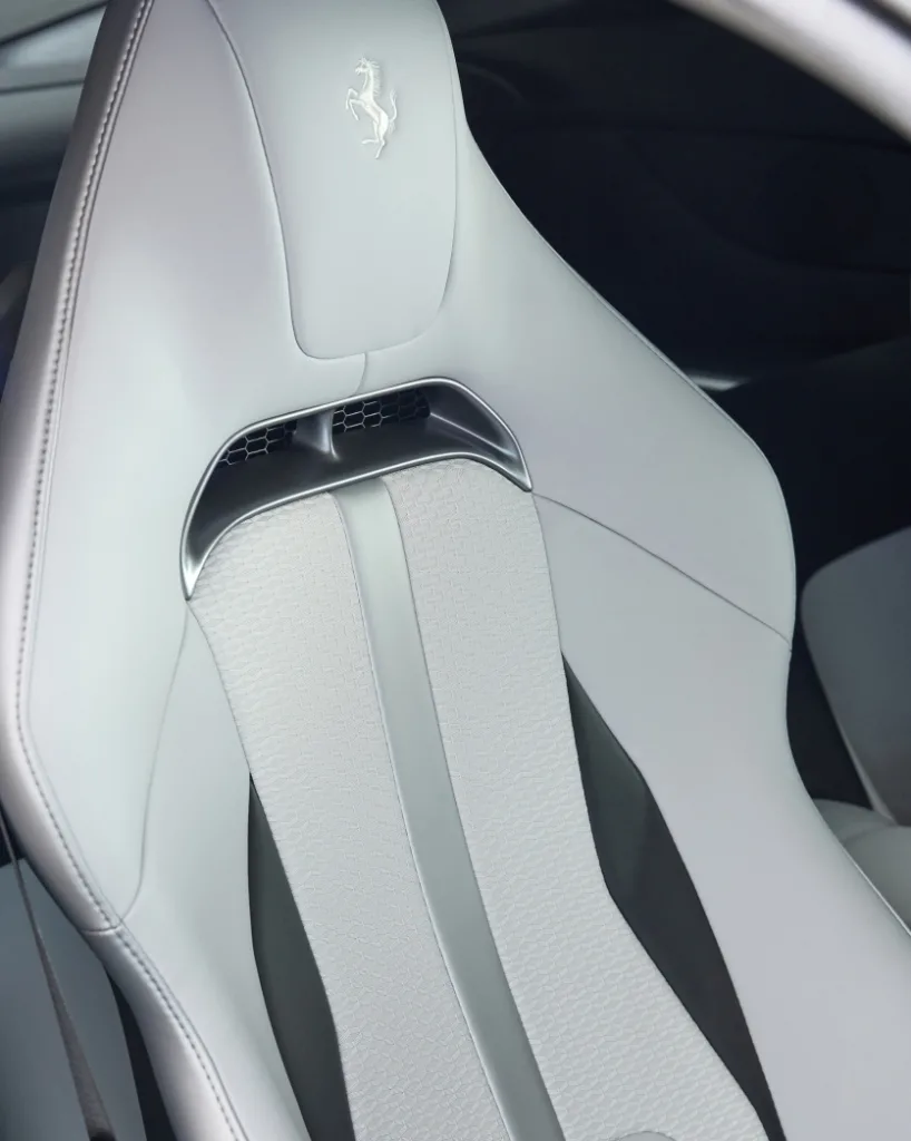 페라리 12칠린드리 테일러메이드 한국 단독 공개, 2년 걸려 완성 6 페라리 12칠린드리 테일러메이드 국내 공식 사진 7 https://mobilityground.com/wp-content/uploads/2026/01/페라리-12칠린드리-테일러메이드_국내-공식-사진_2.webp