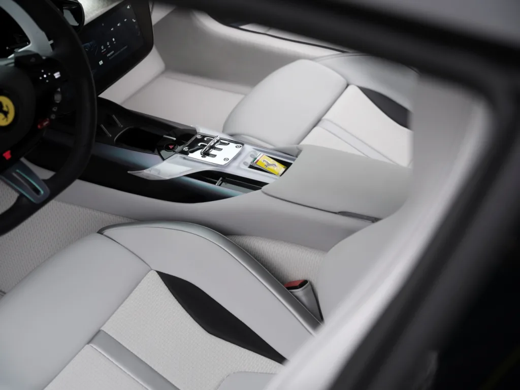 페라리 12칠린드리 테일러메이드 한국 단독 공개, 2년 걸려 완성 7 페라리 12칠린드리 테일러메이드 실내 6 https://mobilityground.com/wp-content/uploads/2026/01/페라리-12칠린드리-테일러메이드_국내-공식-사진_2.webp