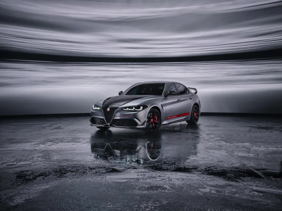 알파로메오 줄리아 콰드리폴리오 루나 로싸, Blown in by the Wind, Forged by Passion: Alfa Romeo Giulia Quadrifoglio Luna Rossa debuts as the most extreme Quadrifoglio ever