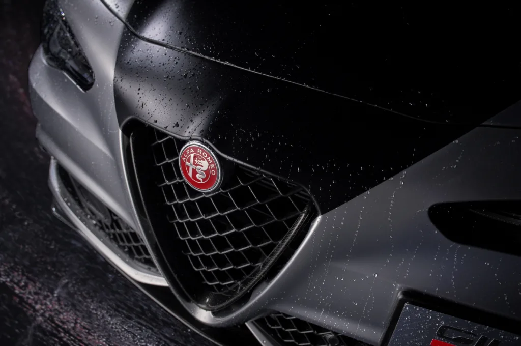 알파로메오 줄리아 콰드리폴리오 루나 로싸, Blown in by the Wind, Forged by Passion: Alfa Romeo Giulia Quadrifoglio Luna Rossa debuts as the most extreme Quadrifoglio ever