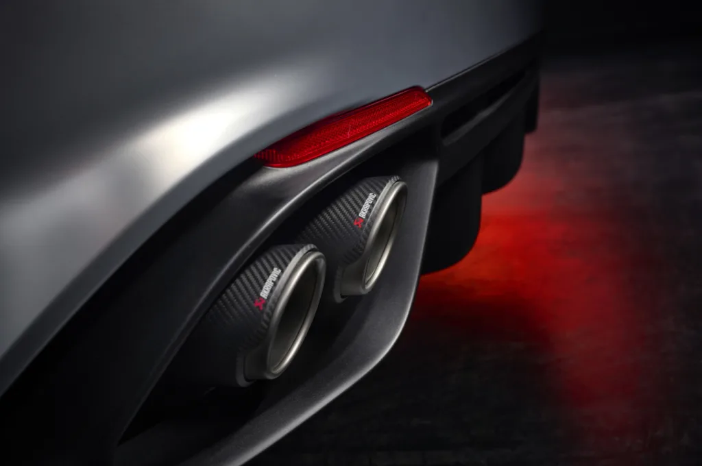 알파로메오 줄리아 콰드리폴리오 루나 로싸, Blown in by the Wind, Forged by Passion: Alfa Romeo Giulia Quadrifoglio Luna Rossa debuts as the most extreme Quadrifoglio ever