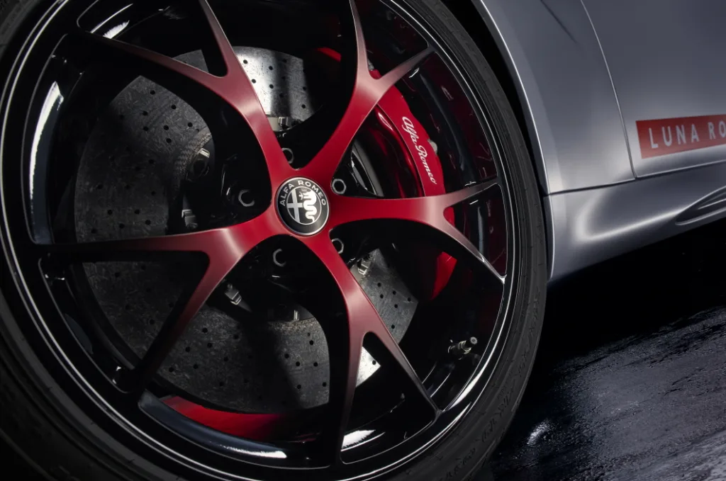 알파로메오 줄리아 콰드리폴리오 루나 로싸, Blown in by the Wind, Forged by Passion: Alfa Romeo Giulia Quadrifoglio Luna Rossa debuts as the most extreme Quadrifoglio ever