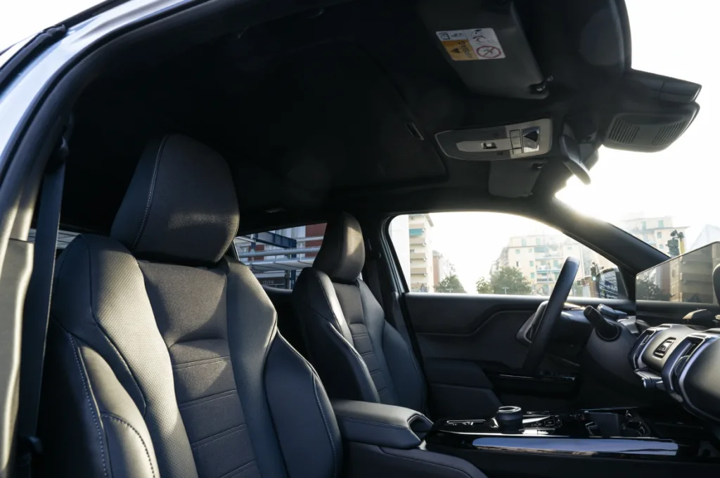 토요타 어반 크루저, 유럽 시장에서 기아 EV3 경쟁 모델인가? 4 2026 toyotaurbancruiser lunarwhiteawd interioranddetails 013 https://mobilityground.com/wp-content/uploads/2026/02/2026_toyotaurbancruiser_lunarwhiteawd_dynamic_004.webp