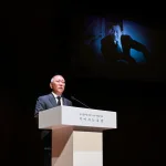 정주영 창업회장 서거 25주기 추모음악회에서 정의선 회장이 이야기하고 있다