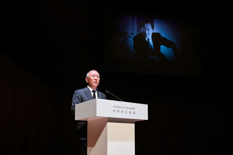 정주영 창업회장 서거 25주기 추모음악회에서 정의선 회장이 이야기하고 있다