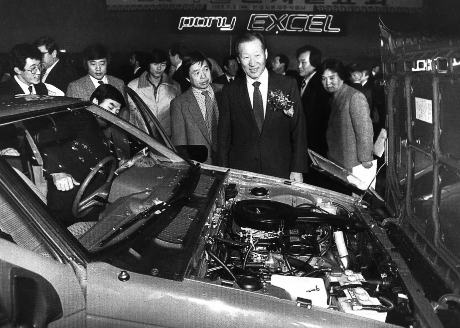 260226 정주영 창업회장3 포니앞에서 https://mobilityground.com/wp-content/uploads/2026/02/260226_정주영-창업회장-서거-25주기-추모음악회1.webp