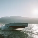 포르쉐 마칸 터보로 만든 요트, From an SUV to an eBoat: Porsche AG, Porsche Engineering, Studio F. A. Porsche, and boat-building company Frauscher have jointly developed the 850 Fantom Air—a sports boat with an electric powertrain that is based on standard components of the Porsche Macan Turbo. The project shows how Porsche Engineering is transferring automotive expertise to other sectors in order to establish innovative powertrain systems there as well.