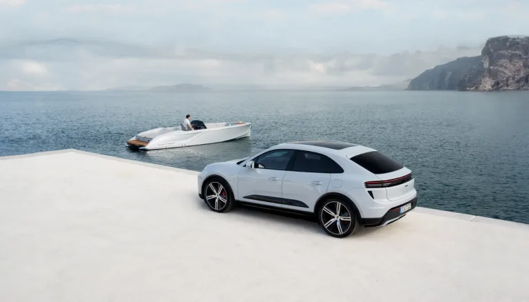 포르쉐 마칸 터보로 만든 요트, From an SUV to an eBoat: Porsche AG, Porsche Engineering, Studio F. A. Porsche, and boat-building company Frauscher have jointly developed the 850 Fantom Air—a sports boat with an electric powertrain that is based on standard components of the Porsche Macan Turbo. The project shows how Porsche Engineering is transferring automotive expertise to other sectors in order to establish innovative powertrain systems there as well.