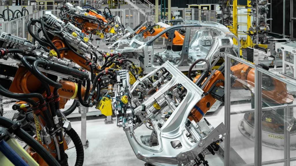 포르쉐 카이엔 일렉트릭, Porsche starts production of the Cayenne Electric and strengthens battery expertise