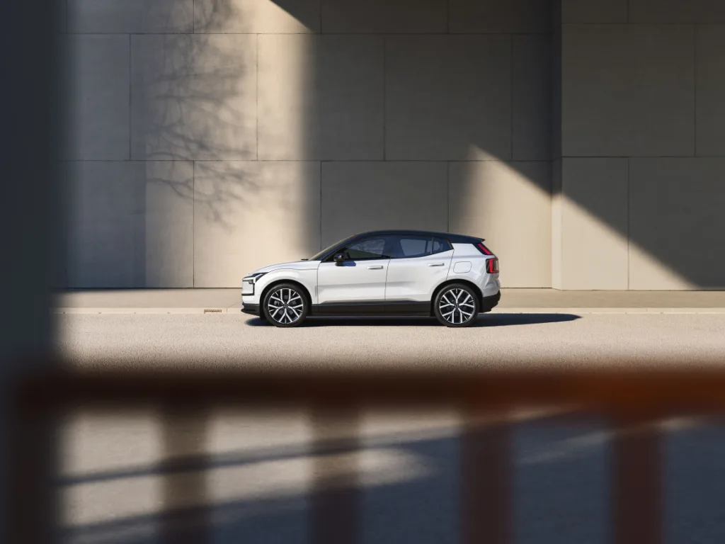 볼보 EX30 대규모 업데이트? 신규 트림에 블랙 에디션까지 추 2 JPG Full BL320 Exterior Profile ROW https://mobilityground.com/wp-content/uploads/2026/02/JPG-Full-BL324_Exterior_3QFront_ROW.webp