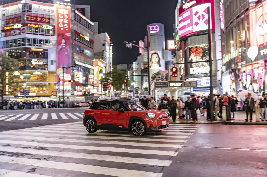 MINI Aceman SE enjoyed Tokyo with 384km range 1 P90626165 highRes https://mobilityground.com/wp-content/uploads/2026/02/P90626190-highRes.webp