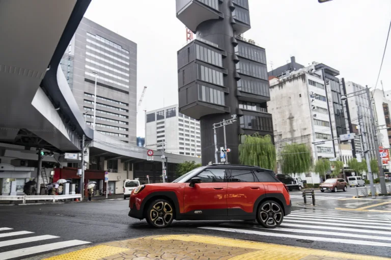 MINI 에이스맨, MINI Aceman SE: An electrifying companion for urban life in Tokyo.