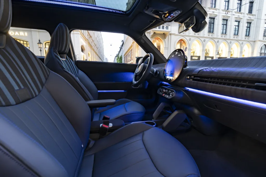 MINI 폴스미스 에디션, British creativity meets MINI charm: The MINI Paul Smith Edition - from the runway to the roads.