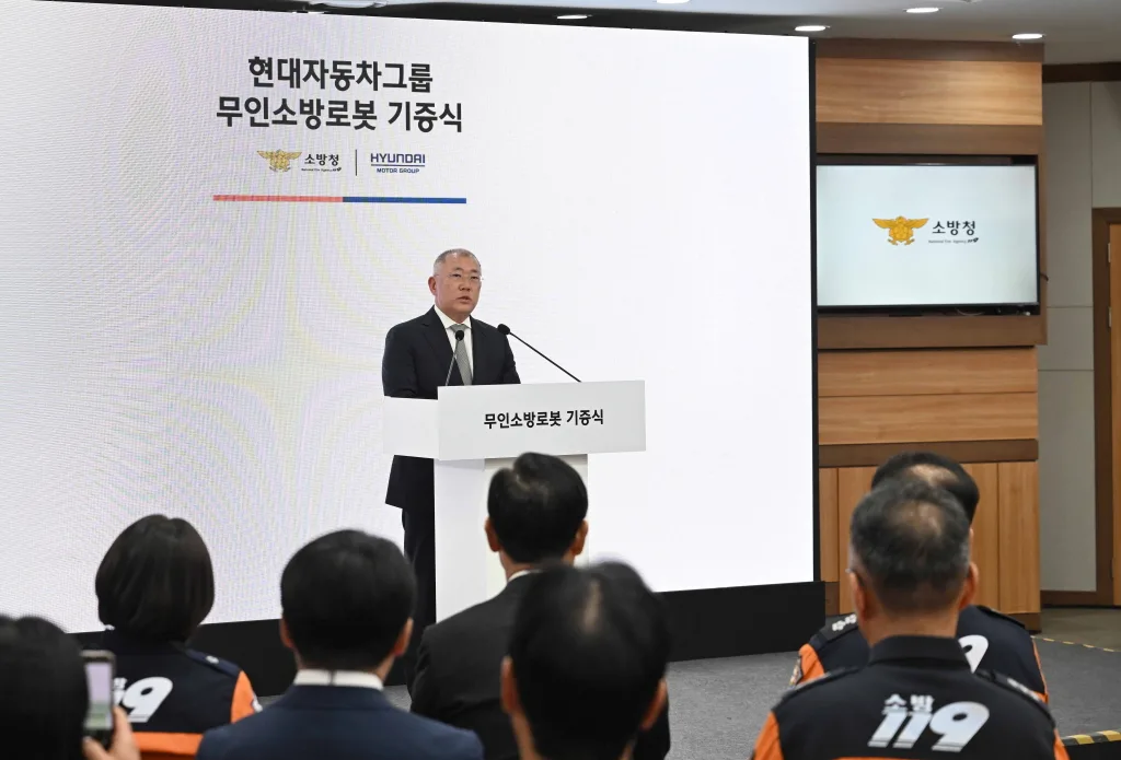 사진 2 현대차그룹 무인소방로봇 기증식 https://mobilityground.com/wp-content/uploads/2026/02/사진-3-현대차그룹-무인소방로봇-기증식.webp