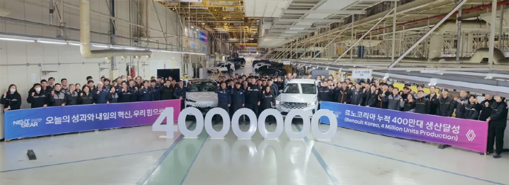 사진1 2월 11일 르노코리아 부산공장에서 개최된 누적 생산량 400만 대 돌파 기념 행사에서 르노코리아 니콜라 파리 사장을 비롯한 임직원들이 기념사진을 촬영하고 있다 https://mobilityground.com/wp-content/uploads/2026/02/사진2-2월-11일-르노코리아-부산공장에서-개최된-누적-생산량-400만-대-돌파-기념-행사에서-르노코리아-임직원들이-글로벌-플래그십-크로스오버-필랑트와-함께-기념사진을-촬영하고-있다.webp