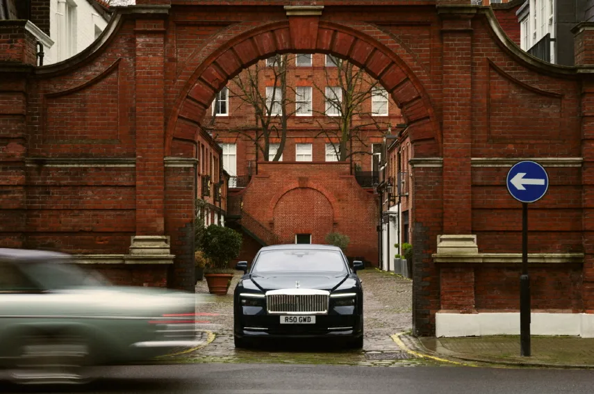 사진3 롤스로이스 스펙터 https://mobilityground.com/wp-content/uploads/2026/02/사진1-롤스로이스-스펙터와-1965-실버-클라우드-쿠페.webp