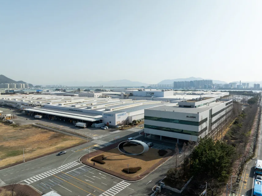 사진3 르노코리아 부산공장 https://mobilityground.com/wp-content/uploads/2026/02/사진2-2월-11일-르노코리아-부산공장에서-개최된-누적-생산량-400만-대-돌파-기념-행사에서-르노코리아-임직원들이-글로벌-플래그십-크로스오버-필랑트와-함께-기념사진을-촬영하고-있다.webp