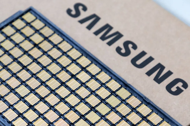 삼성전자 HBM4 제품 사진, Samsung Ships Industry-First Commercial HBM4 With Ultimate Performance for AI Computing